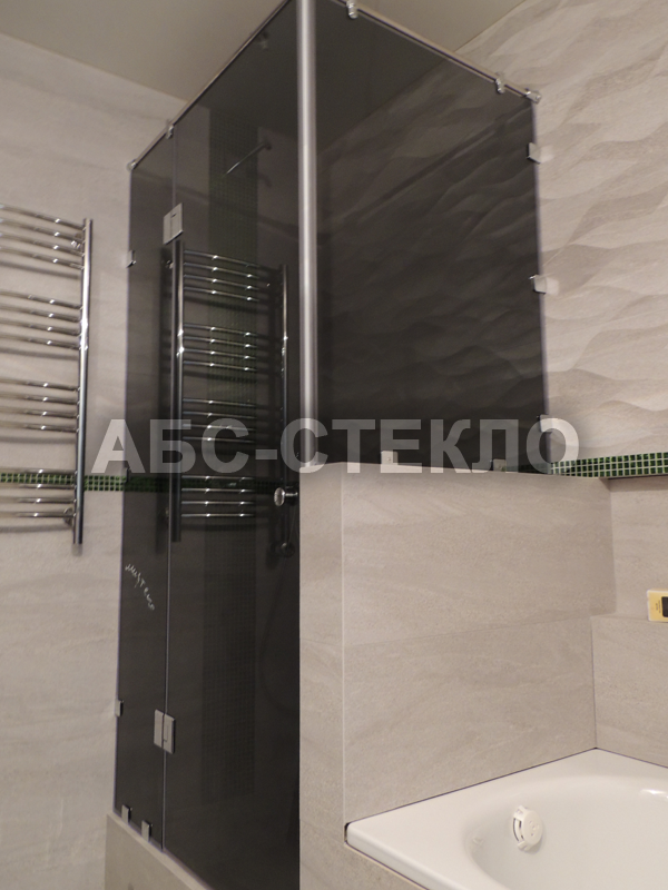 Душевая из серого стекла.