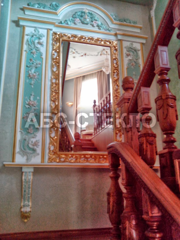 Зеркало в золотом багете.