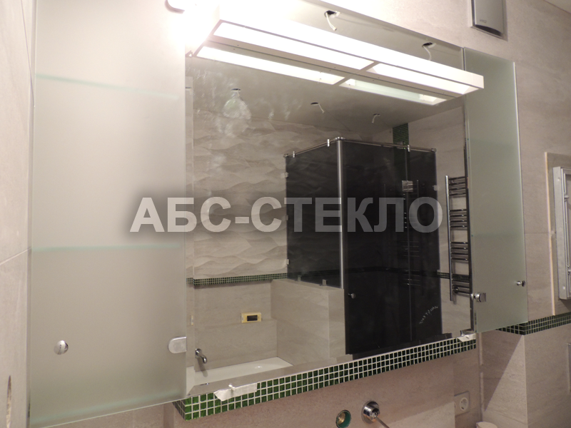 Зеркало с подсветкой и полки в нишу. 