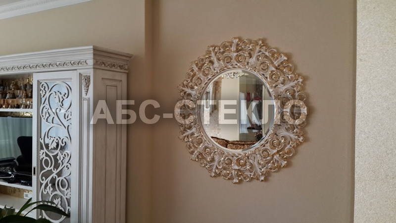 Круглая багетная рама с зеркалом.