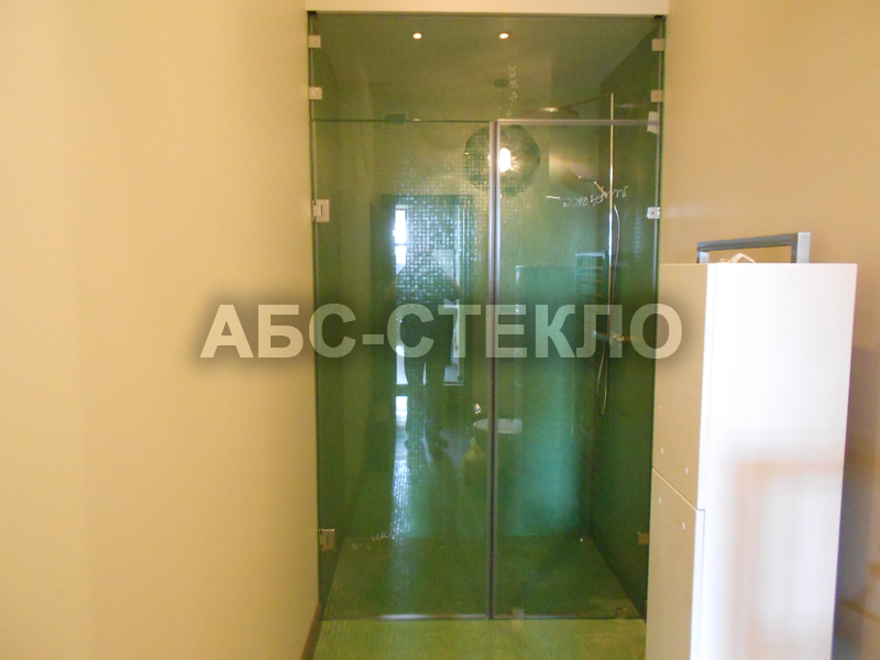 Перегородка из стекла (душевая кабина).