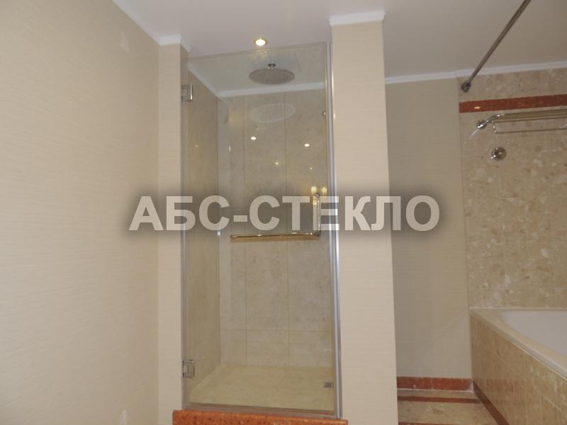 Стеклянные душевые двери 8 мм стекло (гост. Мариотт Аврора)