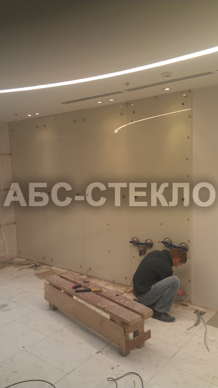 Стеклянные панели из сталинита(банк в ЦАО).