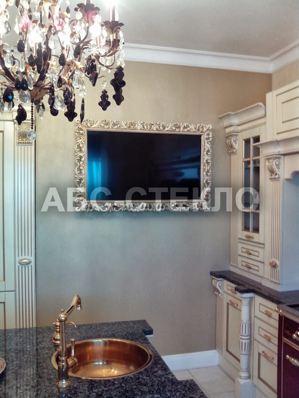 Телевизор в багете на кухне.