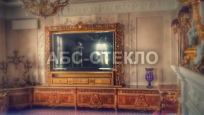 Телевизор и багет.