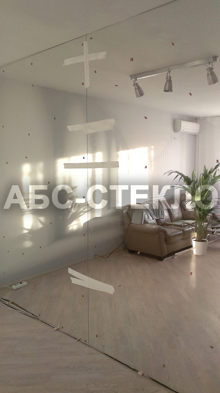 Зеркало на стене.