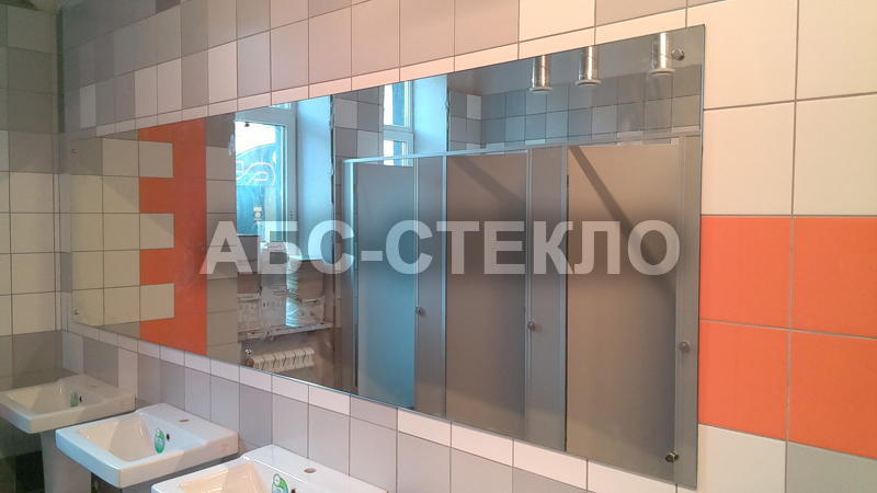 Зеркало в общественном туалете.