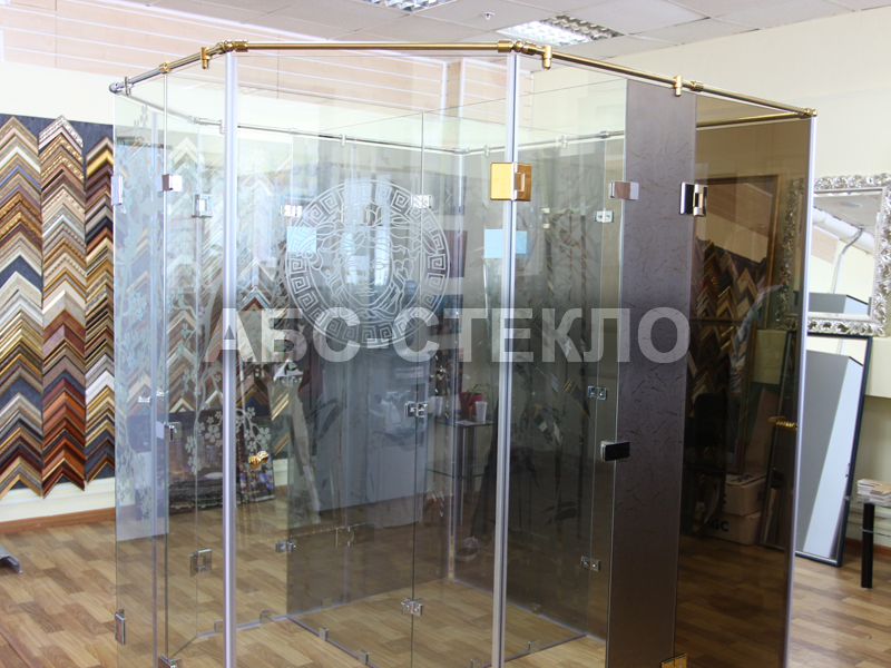 Образец душевой из стекла в офисе