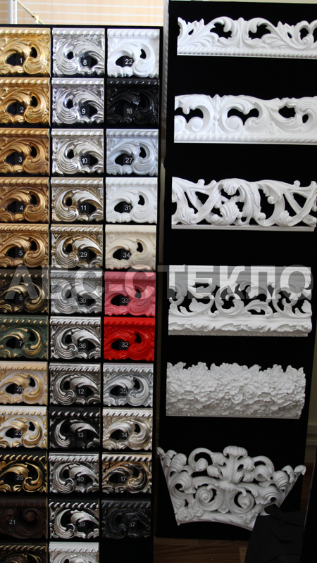 Образцы рам для зеркал, телевизоров, картин в офисе.