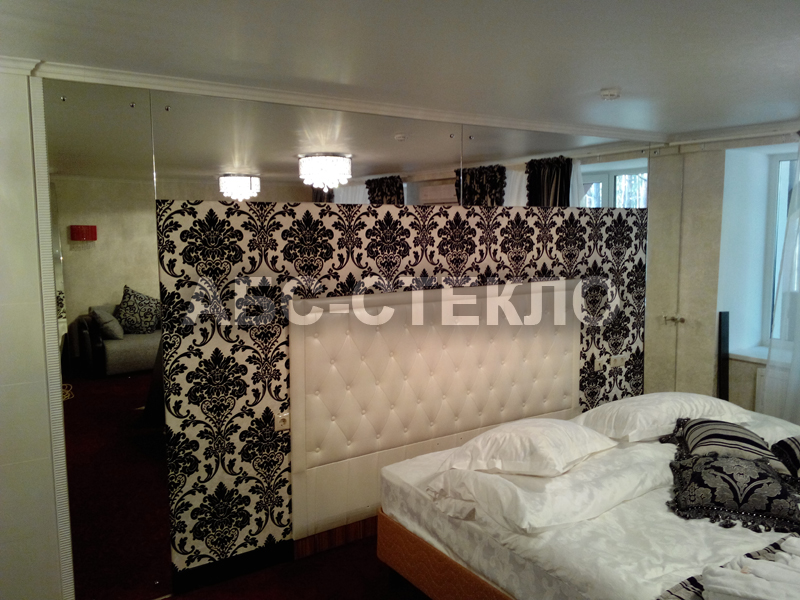 Зеркала в гостинице.