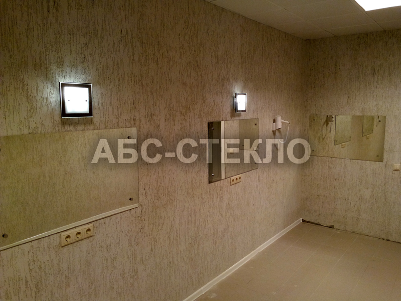 Зеркало в гримерке.