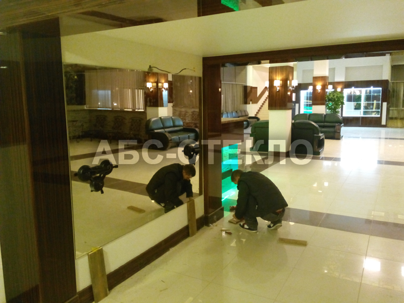 Зеркало в холле гостиницы.