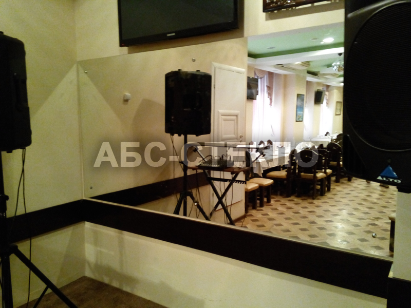 Монтаж зеркала в ресторане.