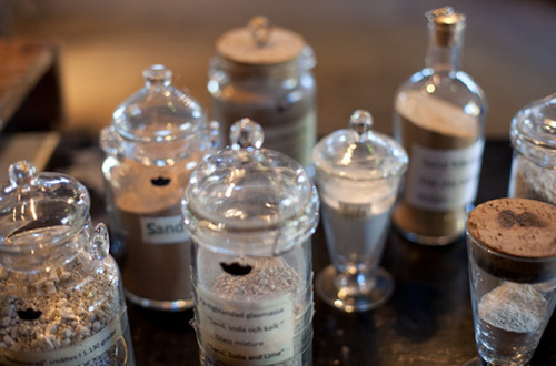 Замена горным минералам для стекольного производства.