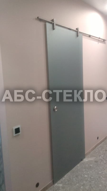 Стеклянная раздвижная дверь из матового стекла.