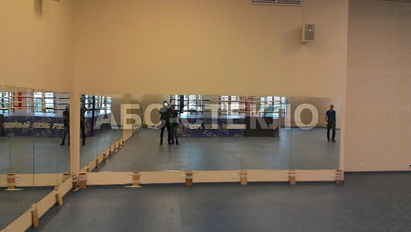 Спортивный клуб в зеркалах.