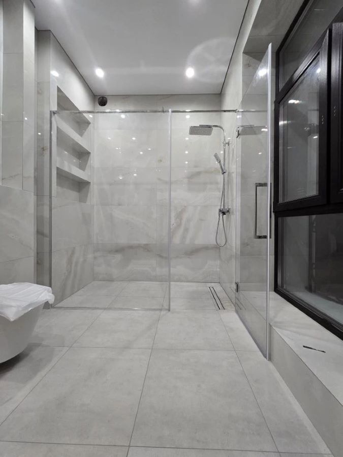 Душевая кабина в ванной комнате