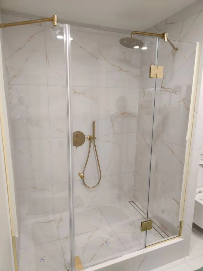 Душевая с золотой матовой фурнитурой в классическом стиле