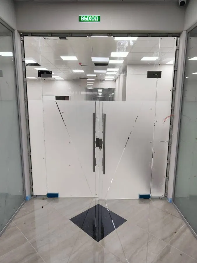 Маятниковые двери с пескоструйным рисунком