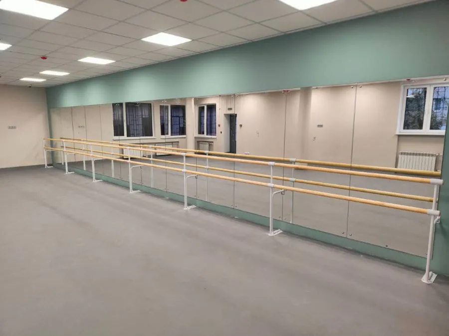 Зеркало 6мм с пленкой безопасности и  балетные станки с креплением пол-стена