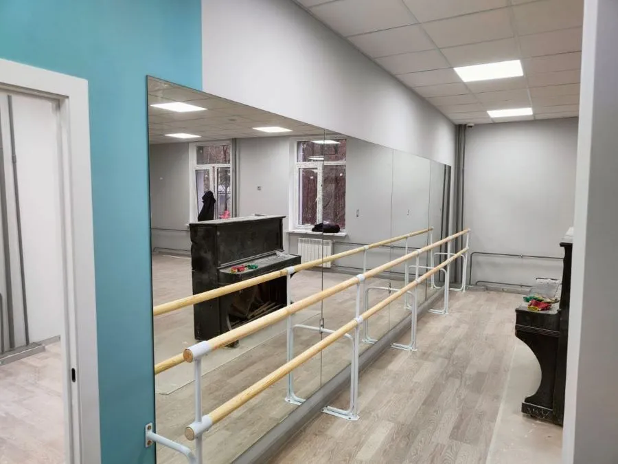 Зеркало с балетными станками в танцевальный зал 