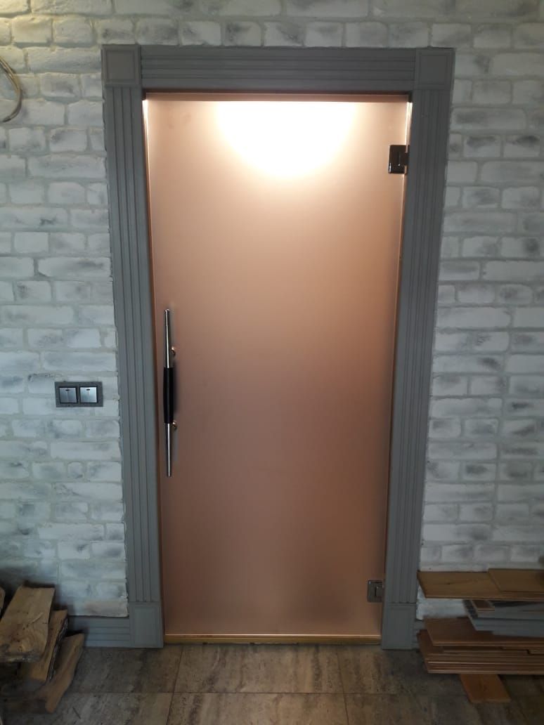 Межкомнатная дверь из матового бронзового стекла