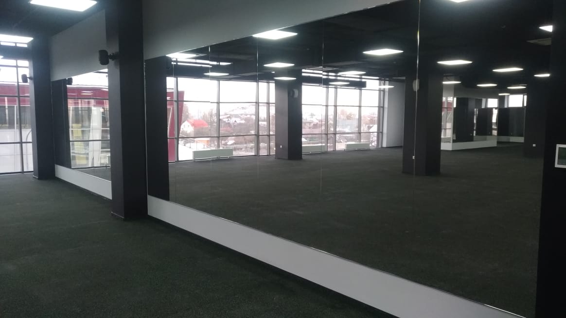 Наши работы: двери, душевые,зеркала.