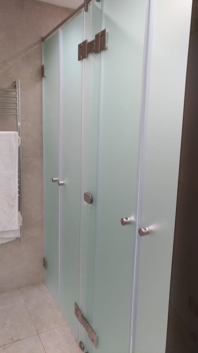 Матовые душевые перегородки для фитнеса