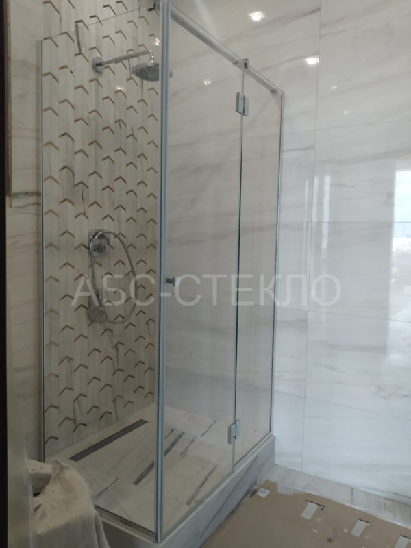 Стеклянные душевые