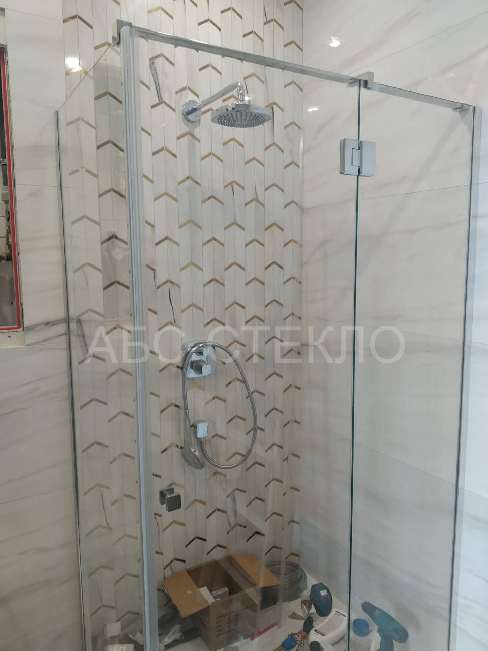 Распашная душевая из безопасного стекла