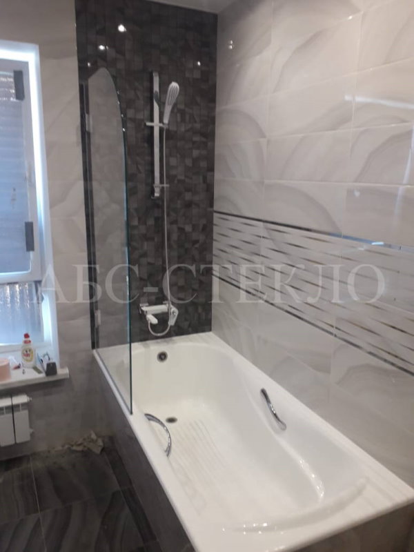 Стеклянные душевые