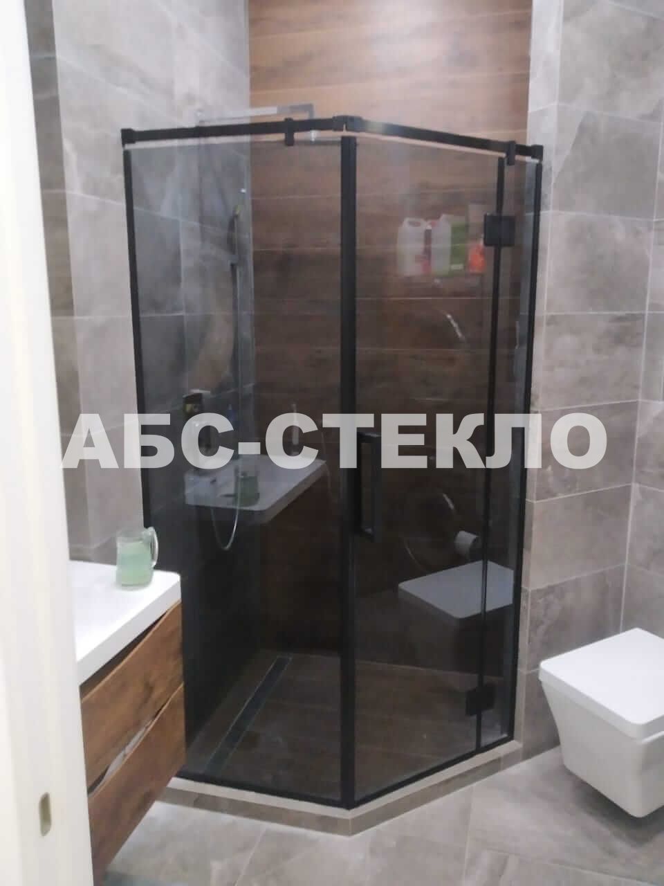 Наши работы: двери, душевые,зеркала.