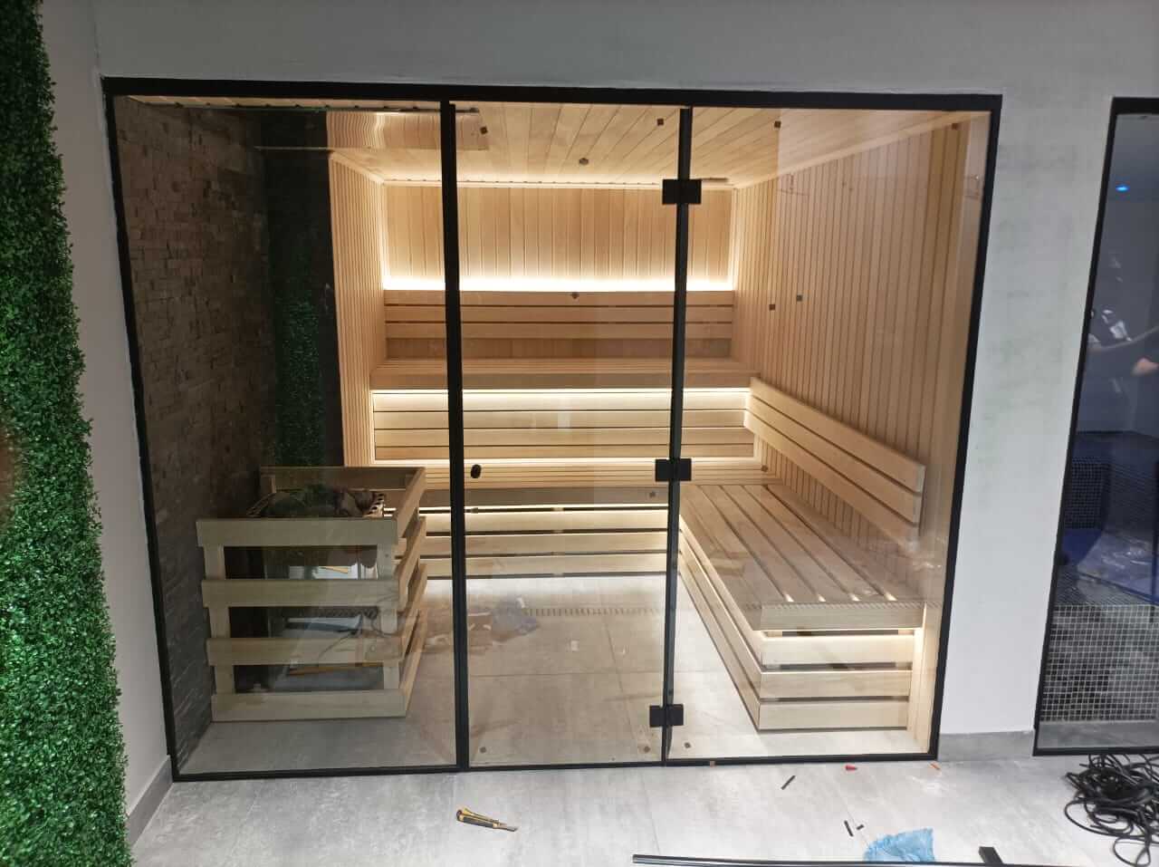 Наши работы: стеклянные перегородки в душ в фитнес клубе