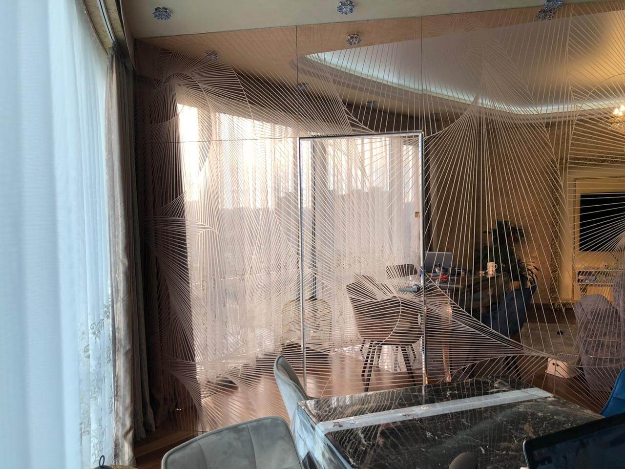 Наши работы: золоте зеркало с пескоструйным рисунком.