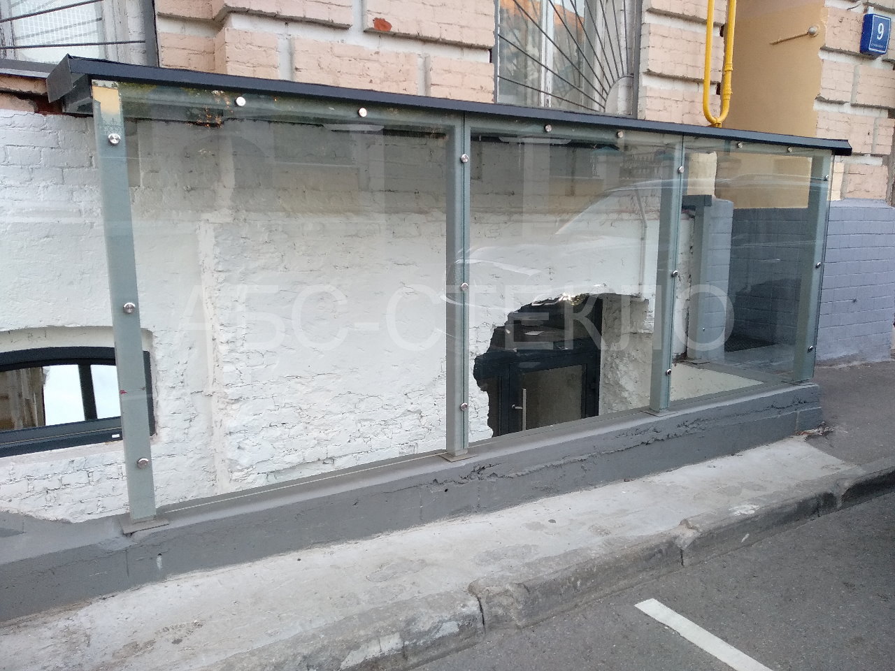 Наши работы: Стеклянное ограждение для оформления входа в подвал