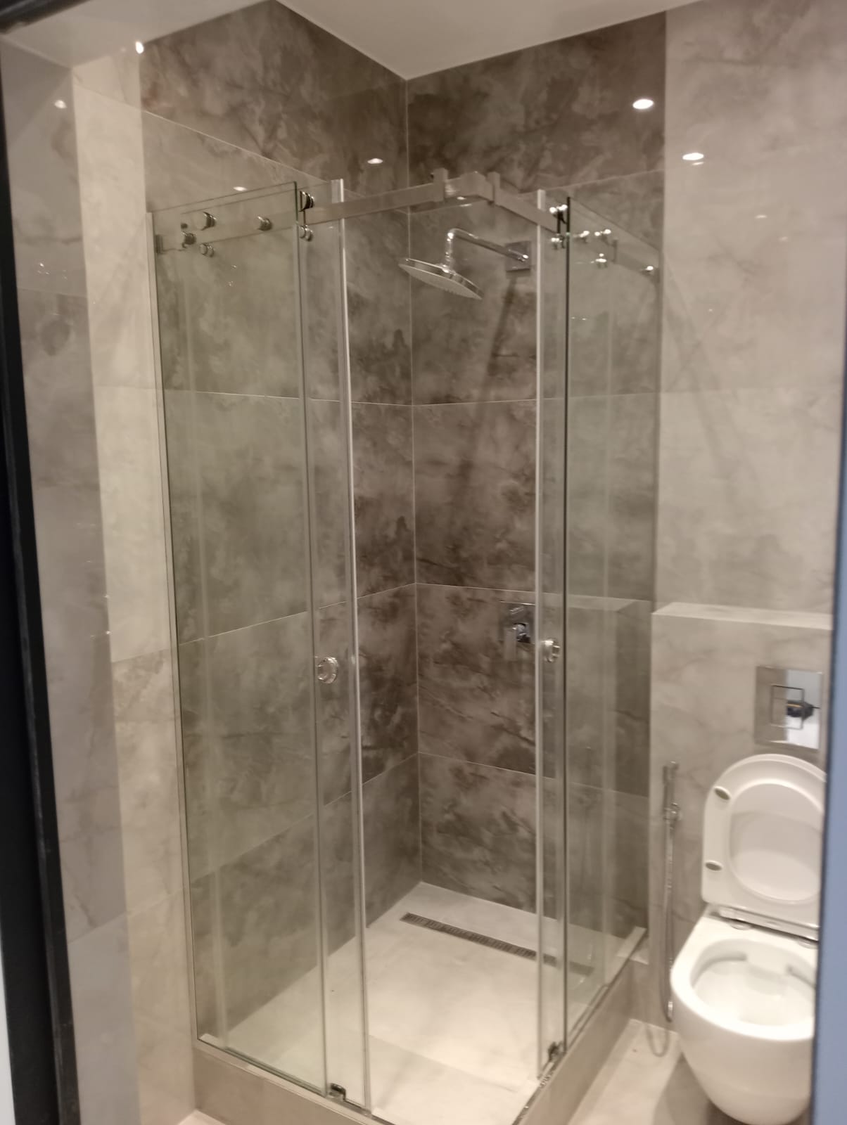 Наши работы: двери, душевые,зеркала.