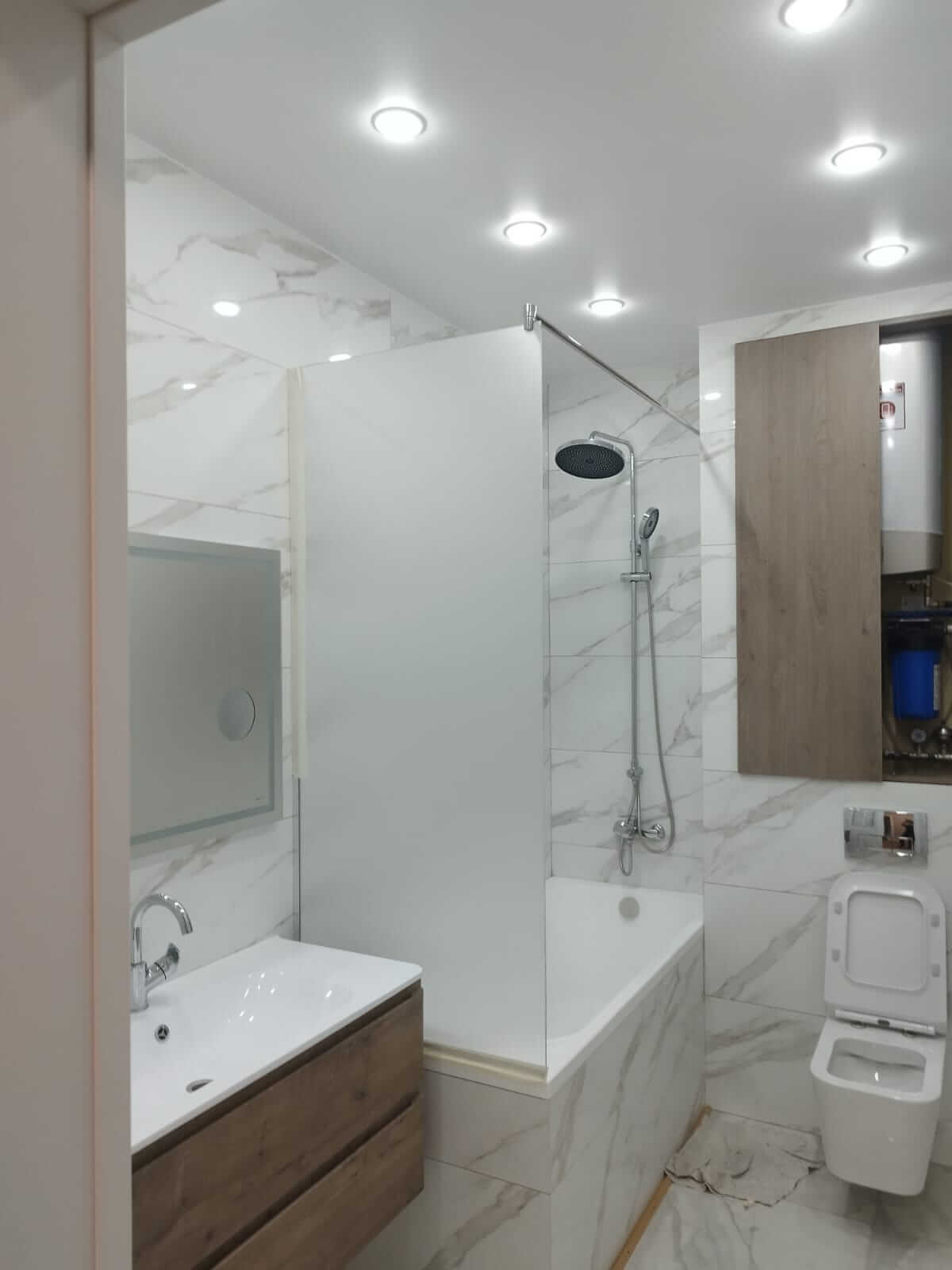 Наши работы: Перегородка в душ из осветленного стекла Matelux