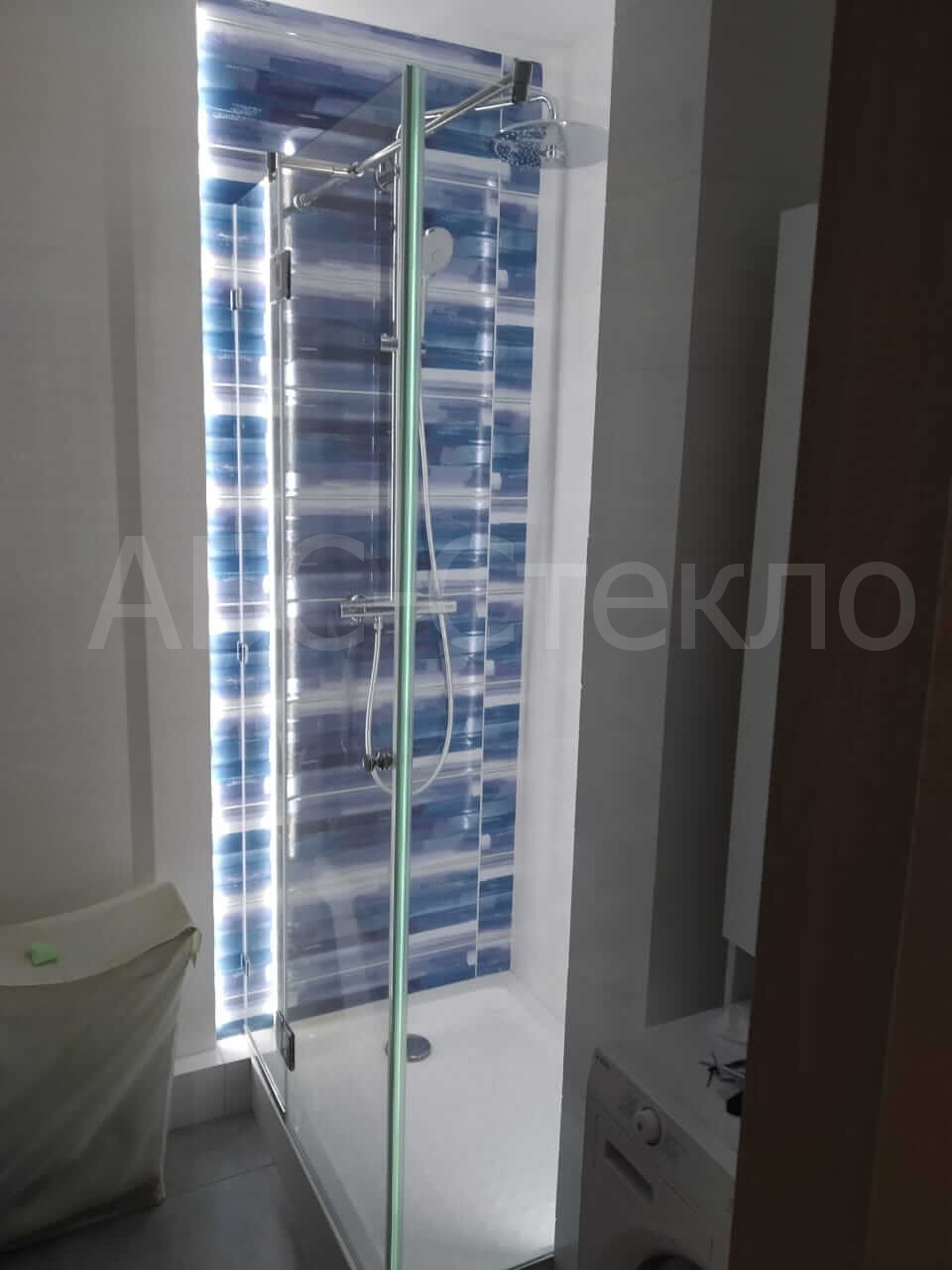 Стеклянная душевая с подсветкой