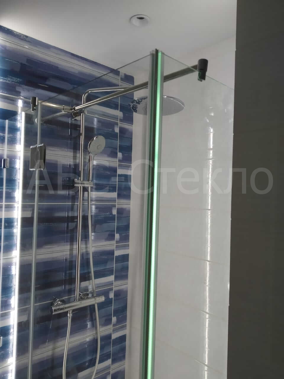Стеклянная душевая с подсветкой