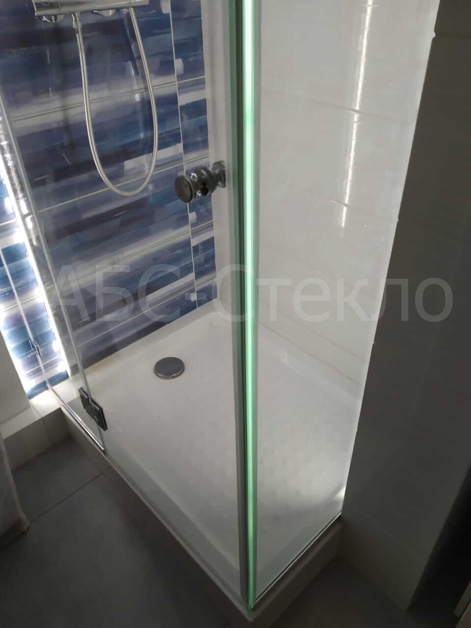 Стеклянная душевая с подсветкой