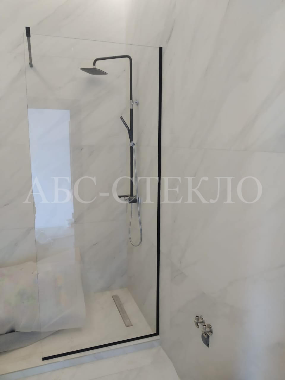 Стеклянная перегородка из осветленного стекла