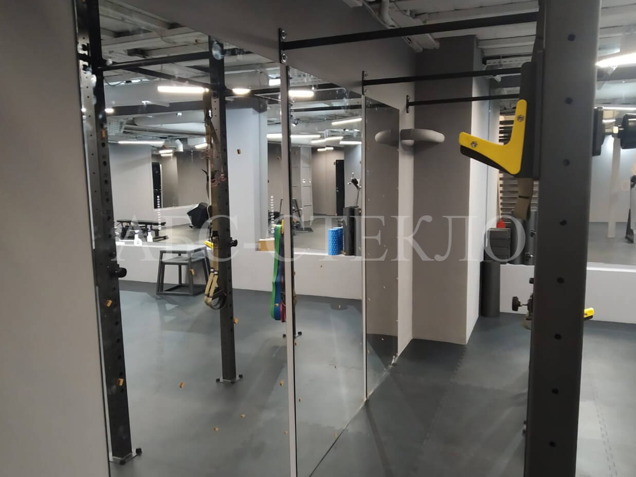 Зеркало в зале