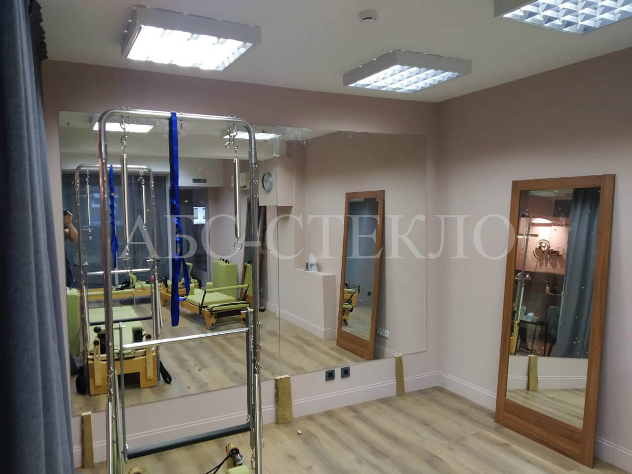 Зеркало во всю стену