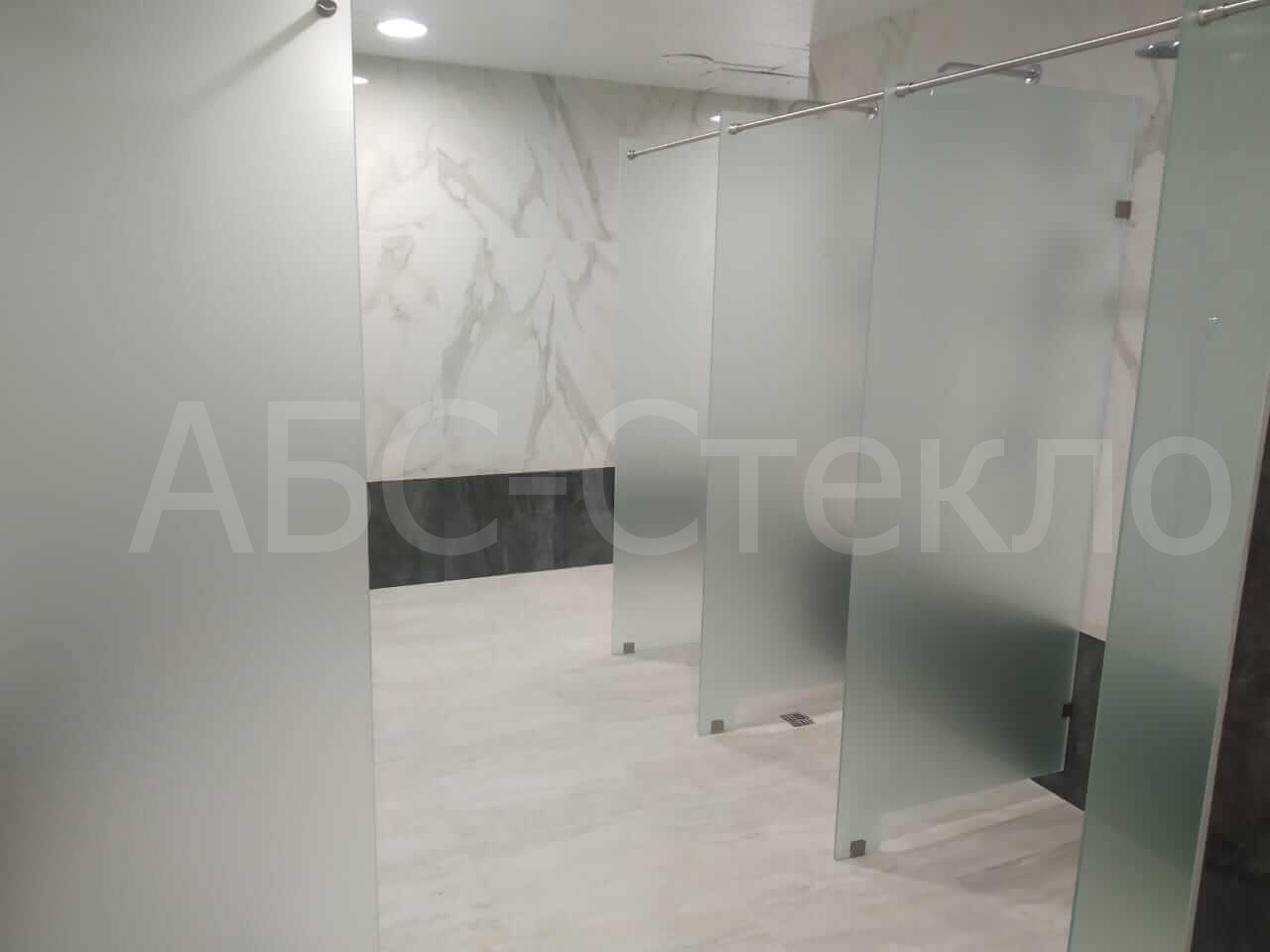 Наши работы: стеклянные перегородки в душ в фитнес клубе
