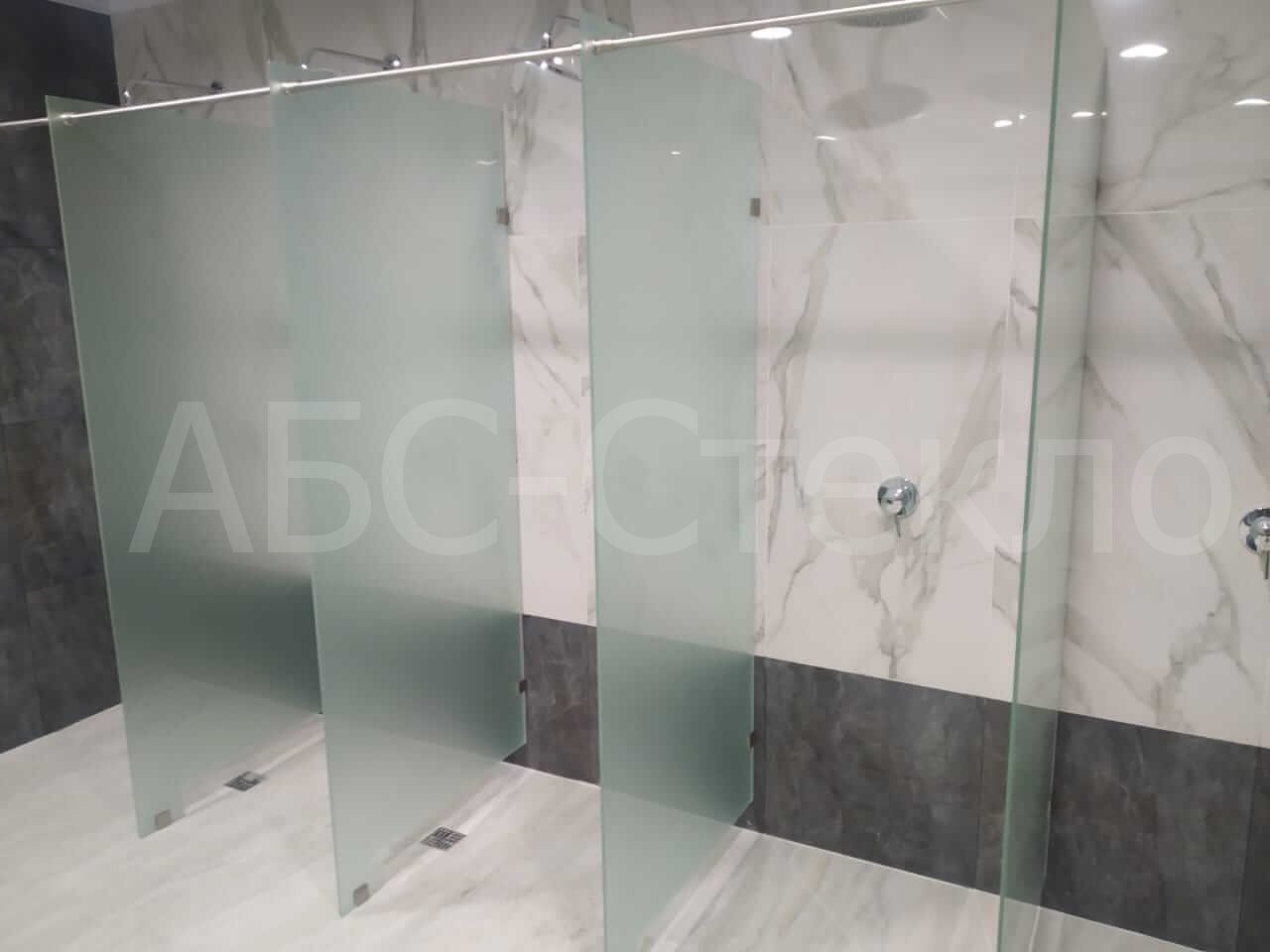 Наши работы: стеклянные перегородки в душ в фитнес клубе