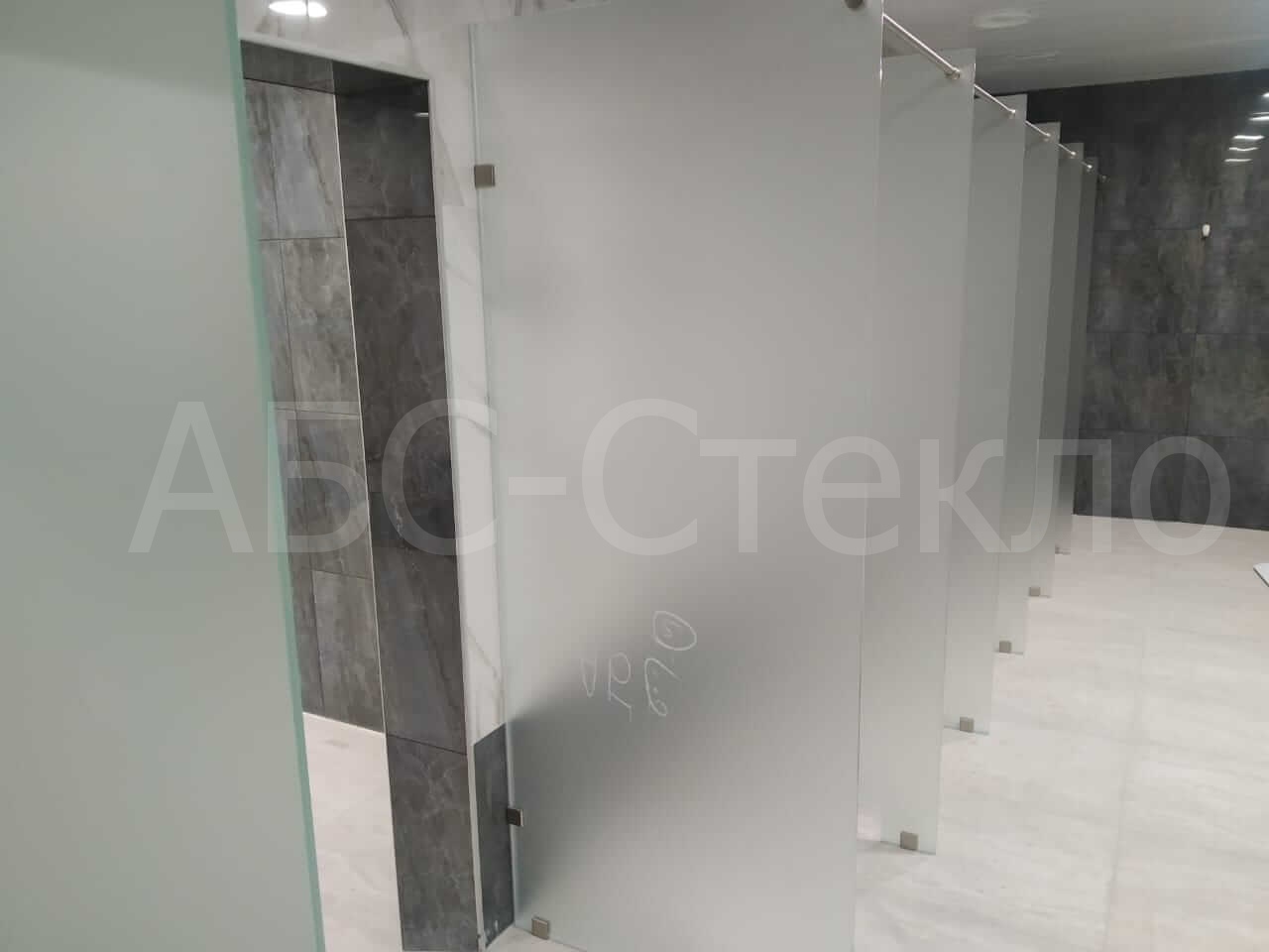 Наши работы: стеклянные перегородки в душ в фитнес клубе