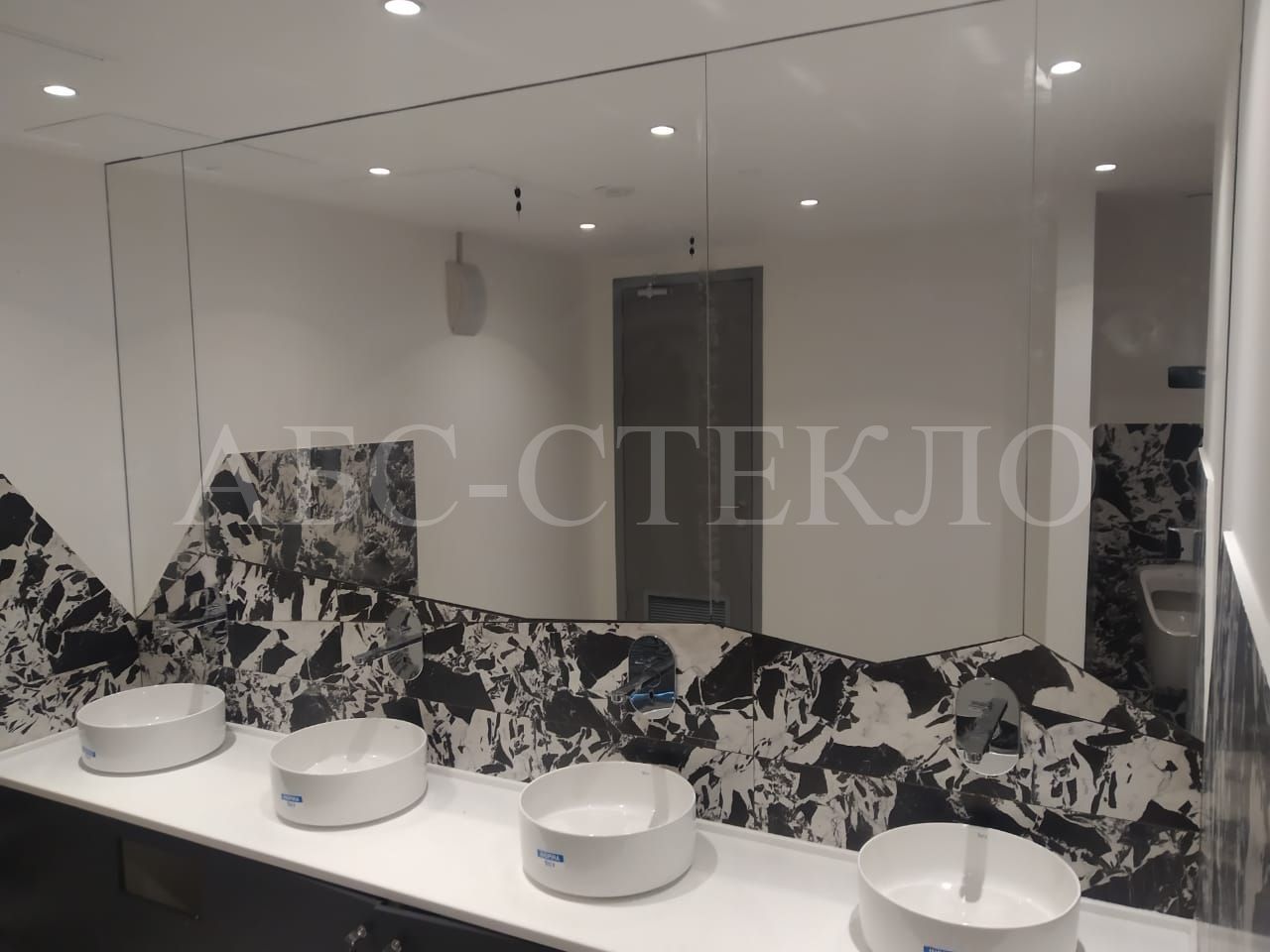 Наши работы: монтаж зеркал.