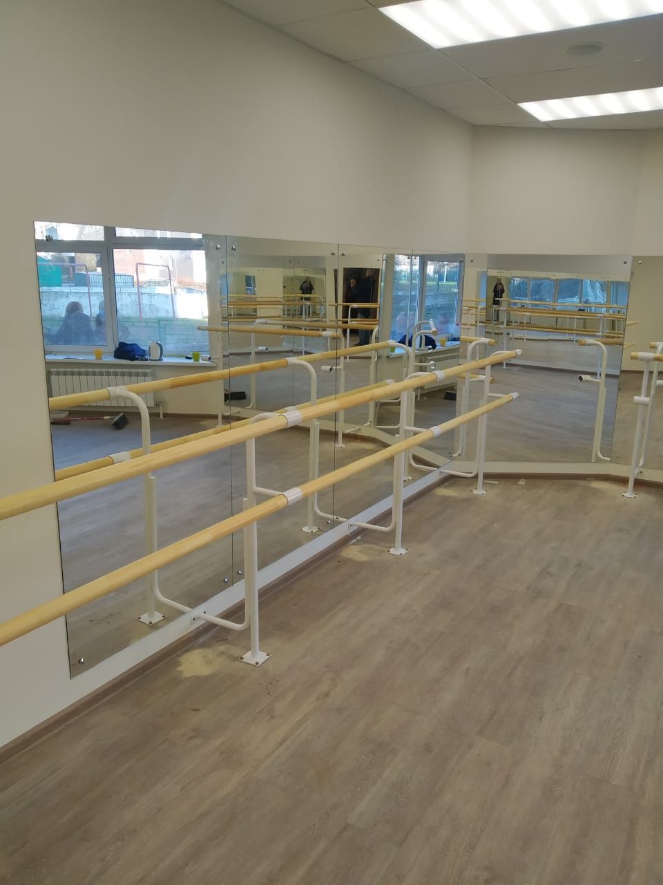 Зеркало в танцевальной студии