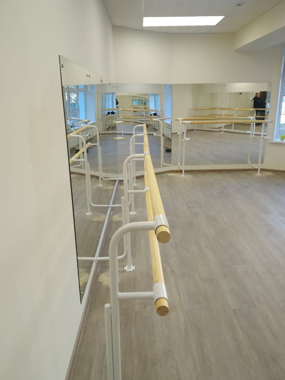 Зеркало в танцевальной студии