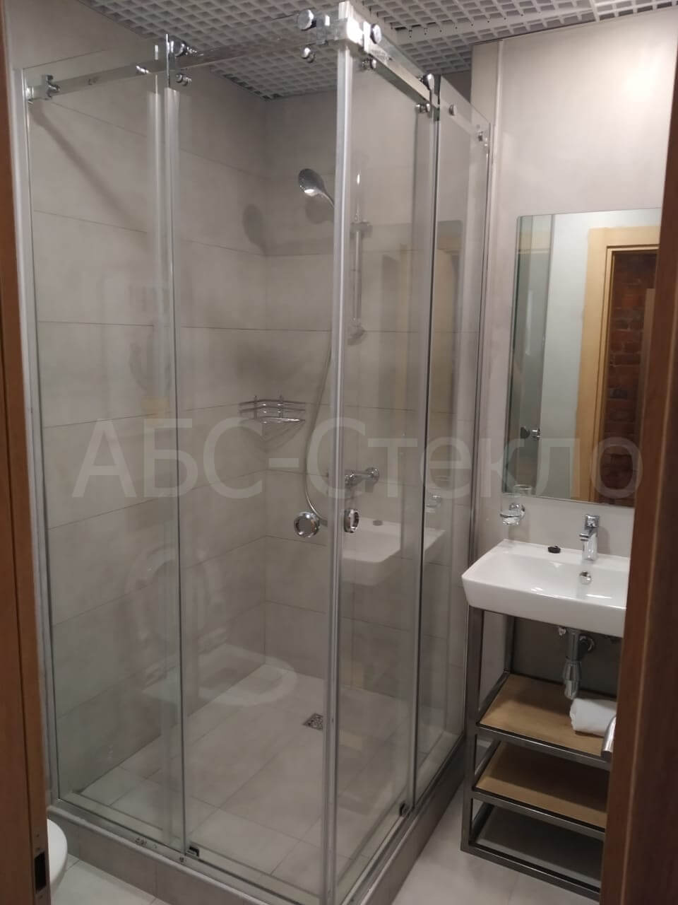 Раздвижная душевая кабина из четырех стекол